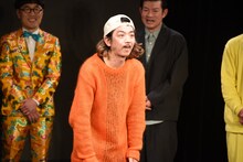 「西遊記の昔の人形劇に出てくる志村けんの顔」を再現するプー＆ムーおさむ。