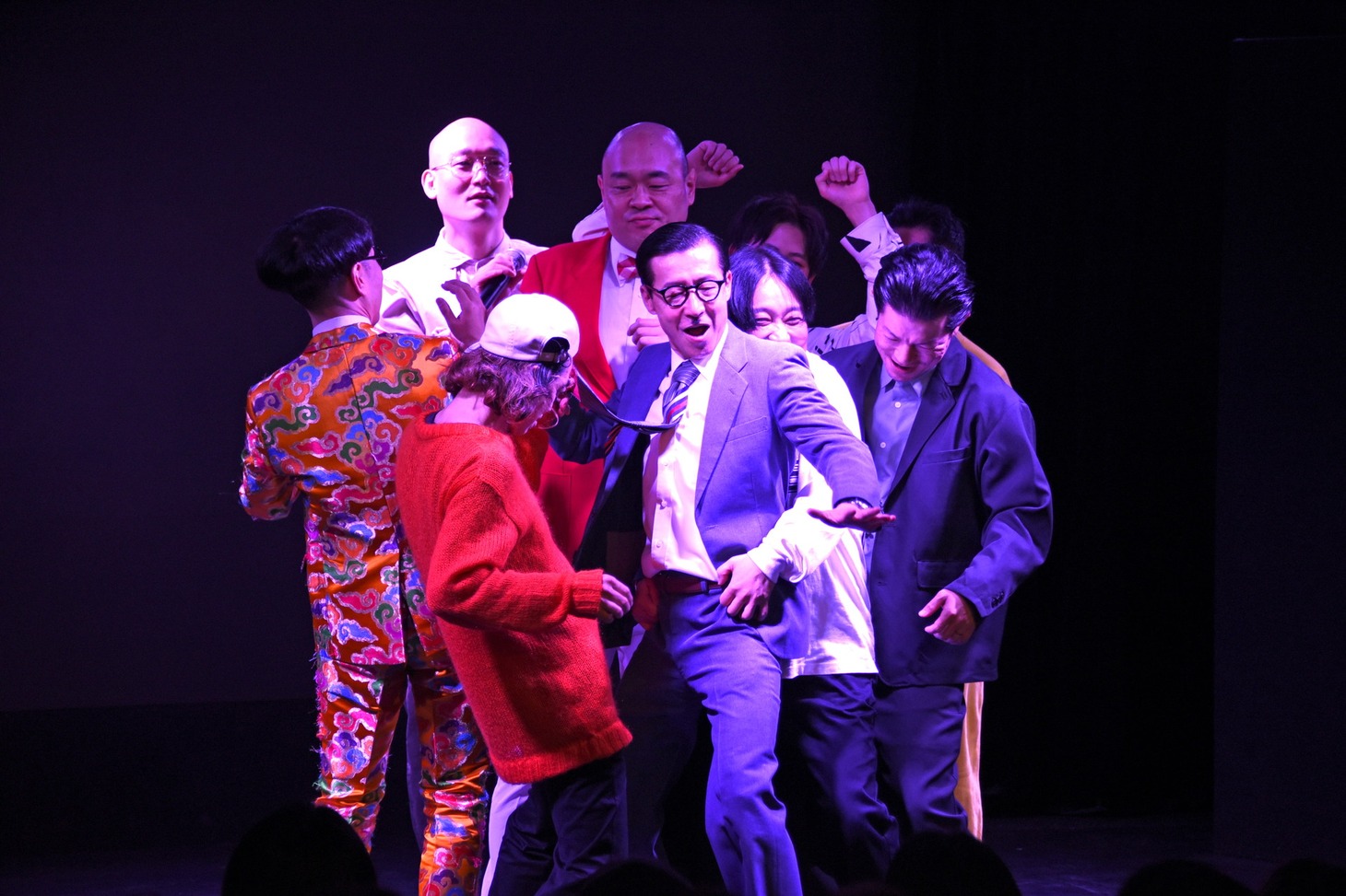 クラブと化した「ノーセンスユニークボケ王決定戦」で踊る一同。
