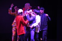 クラブと化した「ノーセンスユニークボケ王決定戦」で踊る一同。