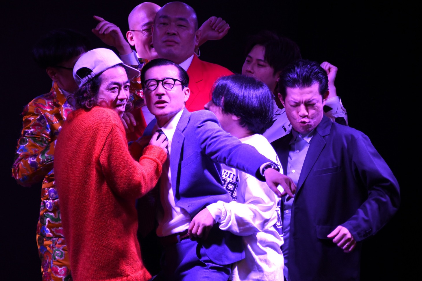クラブと化した「ノーセンスユニークボケ王決定戦」で踊る一同。