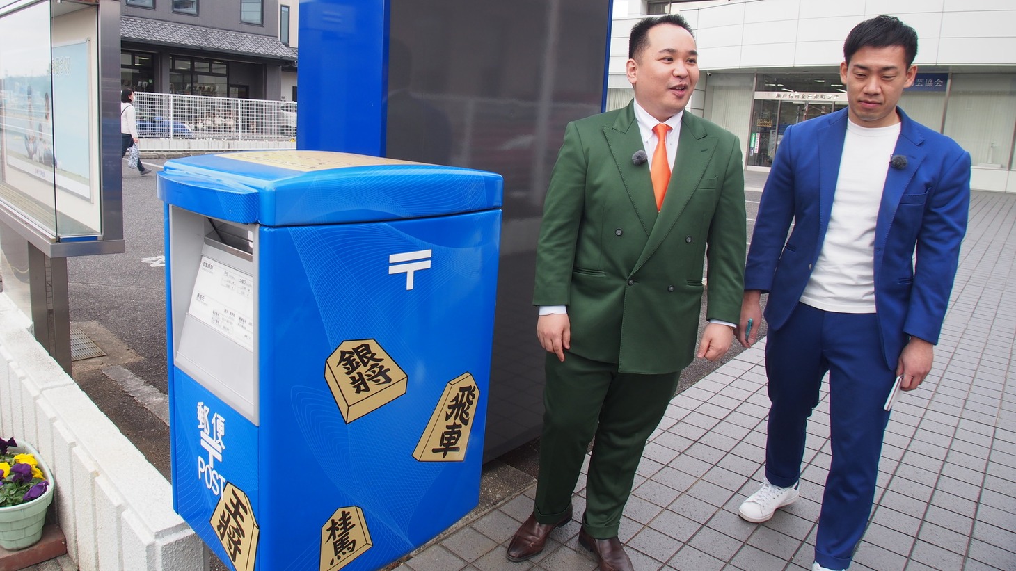 ミルクボーイが藤井聡太八冠の地元・愛知県瀬戸市を訪れた際の様子。(c)メ～テレ