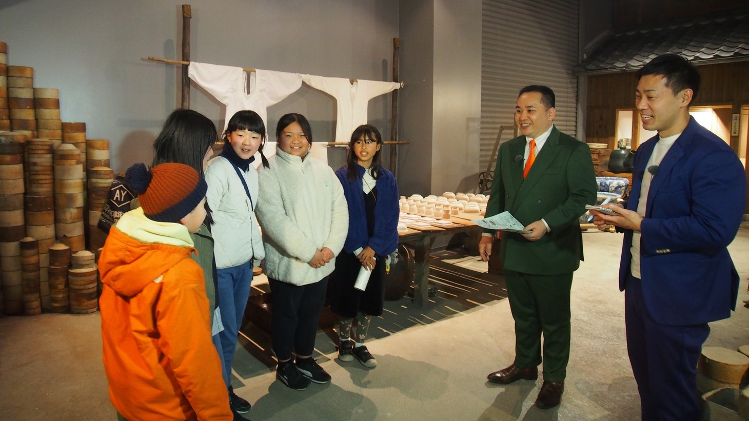 ミルクボーイが藤井聡太八冠の地元・愛知県瀬戸市を訪れた際の様子。(c)メ～テレ