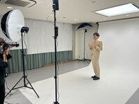新たな宣材写真の撮影に臨むシゲカズです。