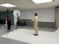 新たな宣材写真の撮影に臨むシゲカズです。