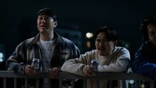 サントリー生ビールの新Web CM「期待の新人」編に出演するオズワルド。