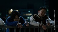 サントリー生ビールの新Web CM「期待の新人」編に出演する令和ロマン。