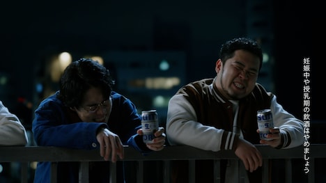 サントリー生ビールの新Web CM「期待の新人」編に出演する令和ロマン。