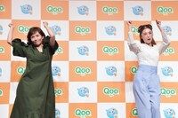 踊る（左から）安倍なつみと石川梨華。