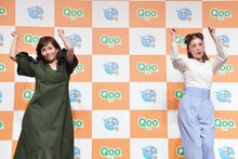 踊る（左から）安倍なつみと石川梨華。