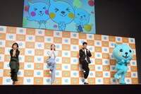 「Qoo」のイベントでモーニング娘。の「ザ☆ピ～ス！」をアレンジしたダンスを披露する（左から）安倍なつみ、石川梨華、小籔千豊とQooの着ぐるみ。