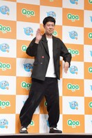 踊る小籔千豊。