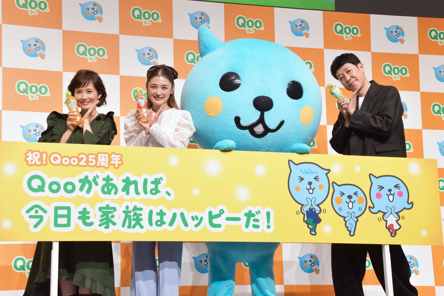 （左から）安倍なつみ、石川梨華、Qooの着ぐるみ、小籔千豊。