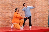 左からナインティナイン岡村、向井康二。(c)関西テレビ