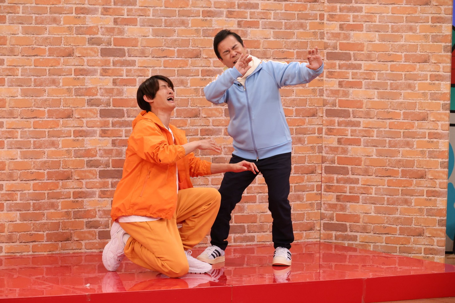 左からナインティナイン岡村、向井康二。(c)関西テレビ