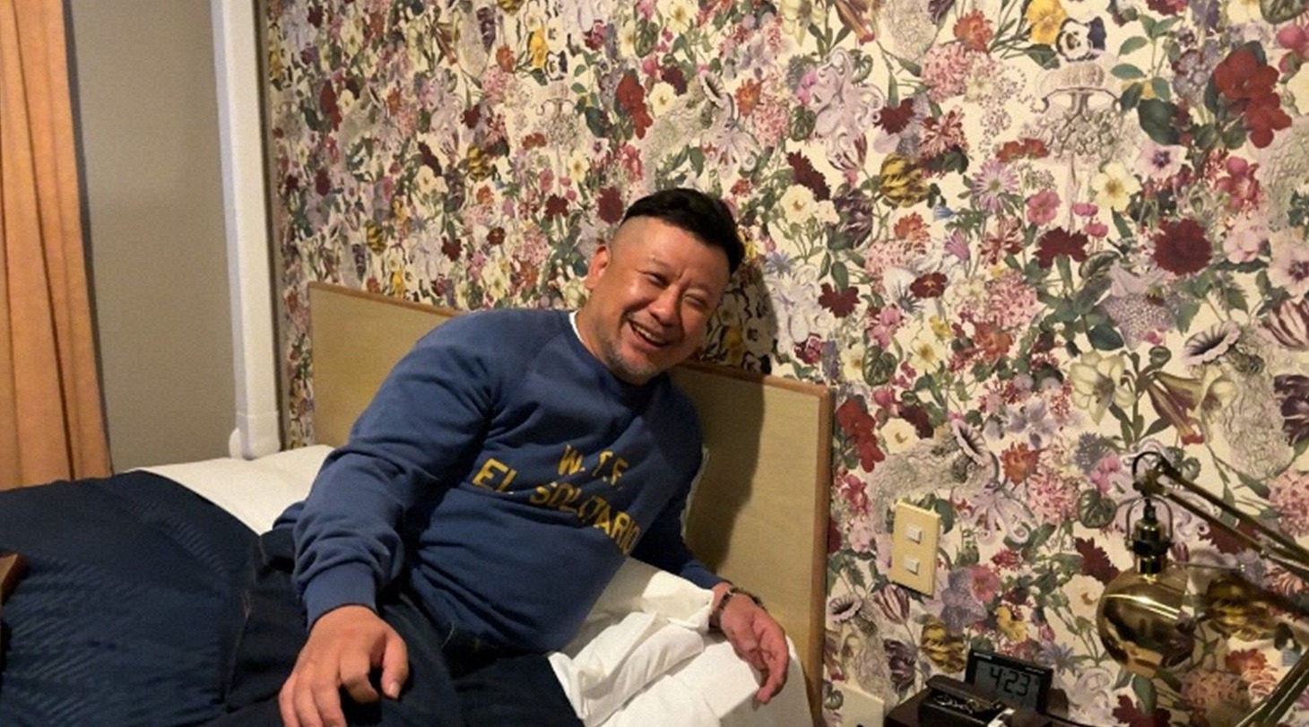 「ケンコバのほろ酔いビジホ泊 全国版」で千葉・船橋のビジネスホテルにチェックインするケンドーコバヤシ。(c)BS朝日