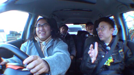 旅の幹事を務めるロッチ中岡(手前左)ら。(c)フジテレビ