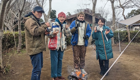 左から、谷田圭太氏、EXIT、内田嶺衣奈アナ。(c)フジテレビ