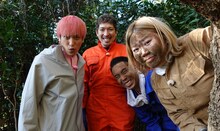 「EXITの未来を本気（マジ）で考える4～フューチャーランナーズSP～」で自然薯掘りをする（左から）EXITとマリーマリー。(c)フジテレビ