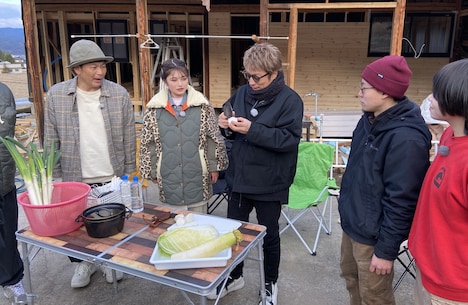 オリジナルナイフで料理するロンドンブーツ1号2号・田村淳（中央）。(c)SBC