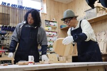 木工体験をする（左から）品川庄司・庄司、ココリコ遠藤。(c)SBC