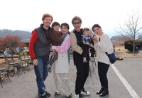アメリカ出身で長野県に移住したウェバーさん一家とロンドンブーツ1号2号・田村淳ら。(c)SBC