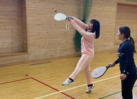 山之内すずがフレスコボールに挑むワンシーン。(c)SBC