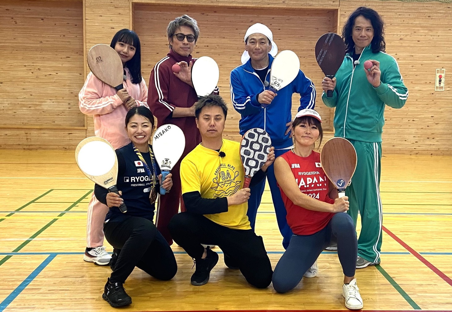 フレスコボールというスポーツに挑む一同。(c)SBC
