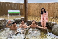 左から、ココリコ遠藤、品川庄司・庄司、ロンドンブーツ1号2号・田村淳、山之内すず。(c)SBC