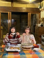 左から、五百城茉央、菅原咲月。(c)HBC