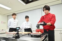 （左から）アルコ＆ピース平子、坂井真紀、宮舘涼太。(c)TBS