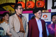 ビートたけしのコメントを聞くヤーレンズ。