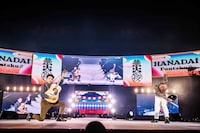 「もしかしてだけど」を歌うどぶろっく。（写真提供：吉本興業）