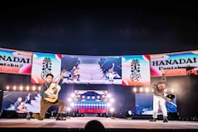 「もしかしてだけど」を歌うどぶろっく。（写真提供：吉本興業）