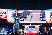 「ナンダカンダ」を歌唱する藤井隆。（写真提供：吉本興業）