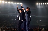 エンディングのバカリズムとロバート秋山。（写真提供：吉本興業）