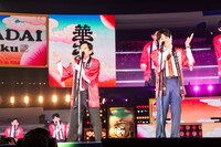 博多手一本で「華大どんたく」を締めくくる博多華丸・大吉。（写真提供：吉本興業）