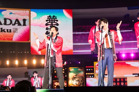 博多手一本で「華大どんたく」を締めくくる博多華丸・大吉。（写真提供：吉本興業）