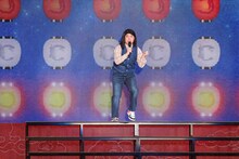 武田鉄矢になりきる霜降り明星せいや。「衣装がデビュー当時すぎて。衣装の発注だけミスりました」と語った。