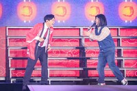 即興の掛け合いを繰り広げる博多華丸（左）と霜降り明星せいや（右）。（写真提供：吉本興業）