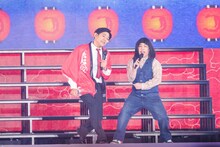 即興の掛け合いを繰り広げる博多華丸（左）と霜降り明星せいや（右）。（写真提供：吉本興業）