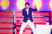 「2億4千万の瞳 ものまねメドレー」を披露する原口あきまさ。（写真提供：吉本興業）