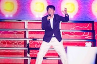 「2億4千万の瞳 ものまねメドレー」を披露する原口あきまさ。（写真提供：吉本興業）