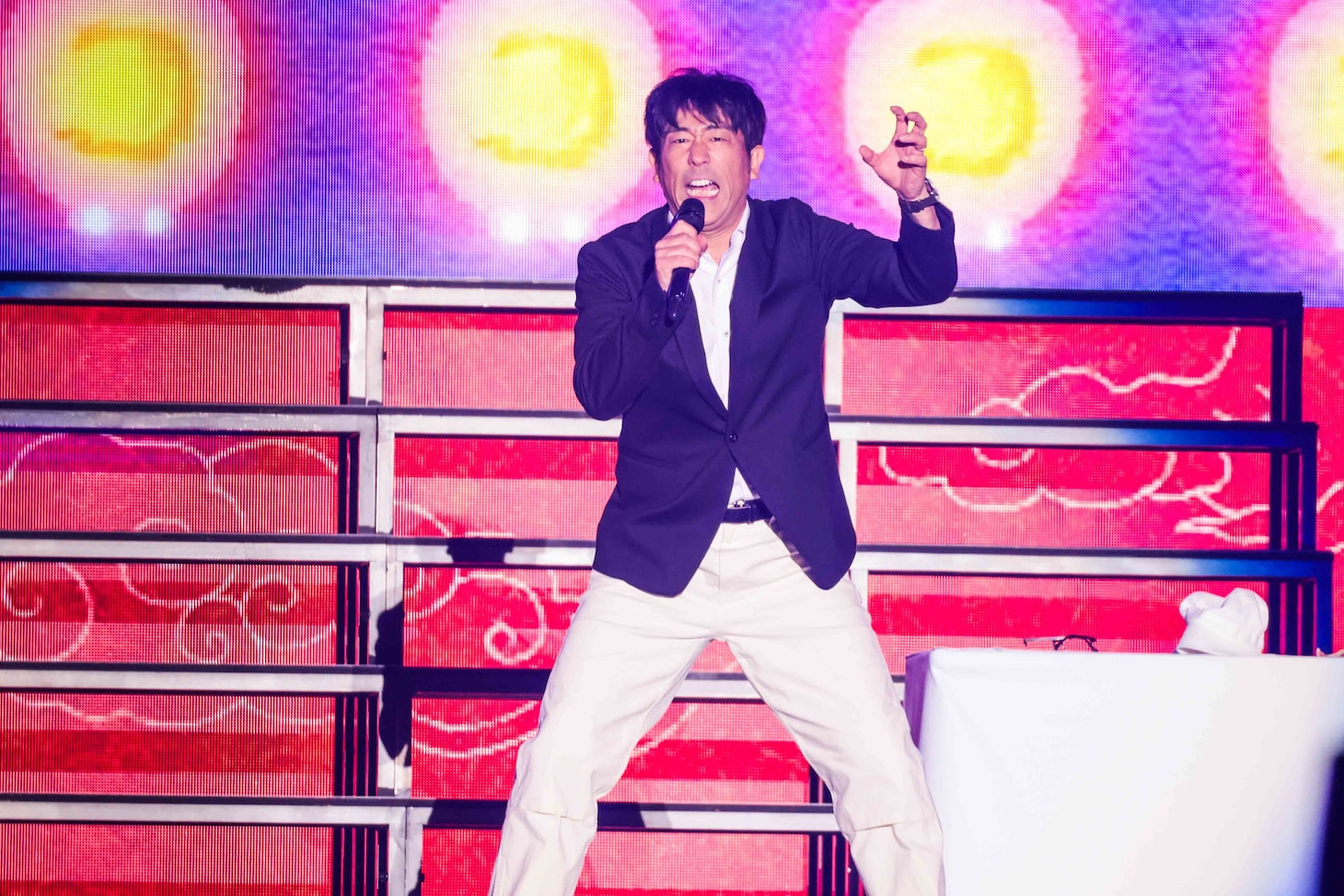 「2億4千万の瞳 ものまねメドレー」を披露する原口あきまさ。（写真提供：吉本興業）