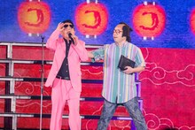 鈴木雅之（ダイアン津田）のステージに紛れ込む太秦役者・岸大介（ダイアン・ユースケ）。92時間の空き時間を持て余している。（写真提供：吉本興業）