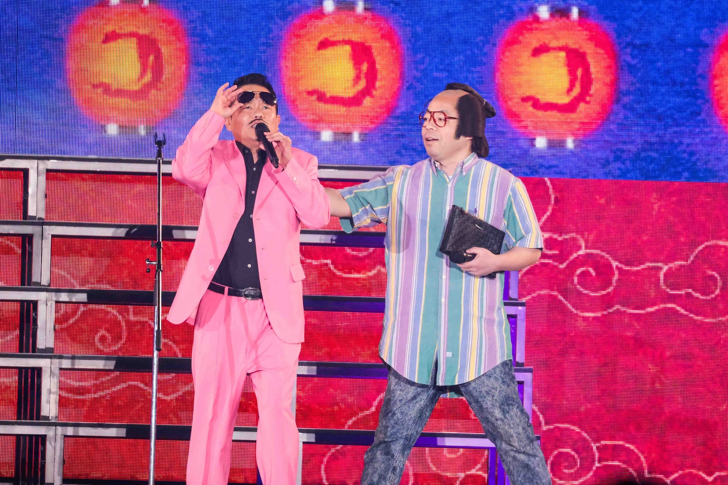 鈴木雅之（ダイアン津田）のステージに紛れ込む太秦役者・岸大介（ダイアン・ユースケ）。92時間の空き時間を持て余している。（写真提供：吉本興業）