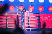 「ヤングマン」を歌う山口智充。（写真提供：吉本興業）