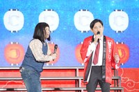 武田鉄矢に扮する霜降り明星せいや（左）と博多華丸（右）。（写真提供：吉本興業）