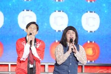 海援隊「あんたが大将」を歌う博多華丸（左）と霜降り明星せいや（右）。（写真提供：吉本興業）