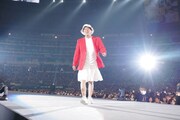 「どんたく大運動会」の開会宣言を務める明石家さんま。（写真提供：吉本興業）