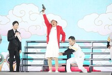 「よーい、スカートめくっちゃいや～ん」と前日に練習したくだりを練習通りに披露する明石家さんまとナインティナイン岡村。（写真提供：吉本興業）